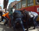 Группа ростовчан пришла на помощь трамваю и перенесла машину с путей