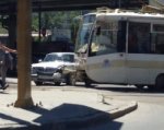 Трамвай и «Волга» остановили движение в центре Ростова
