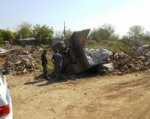 В Ростове во время незаконной выгрузки мусора опрокинулся грузовик