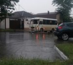 В Ростове поваленные деревья и столбы придавили несколько автомобилей