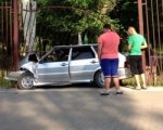 В Шахтах автомобиль снес ограждение центрального городского парка