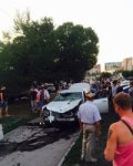 В Ростове на СЖМ машина снесла ограждение и вылетела на тротуар