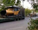 В Ростове асфальтовый каток упал с прицепа во время транспортировкм