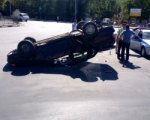 В Ростове в перевернувшемся автомобиле пострадала женщина