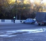 Две машины, в том числе ДПС, попали в ДТП на скользкой дороге в Ростове