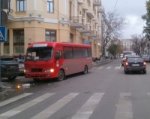 В Ростове на скользкой дороге маршрутка въехала в припаркованное авто