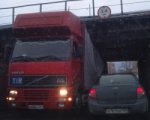 Ростовский грузовик застрял под низким путепроводом в Волгограде