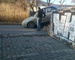 В Ростове автомобиль застрял на каменной лестнице