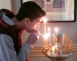 Сальский подросток прикурил сигарету от церковных свечей и сделал селфи
