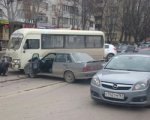 В Ростове на Зорге в тройном ДТП «жигули» врезались в маршрутку