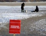 На Дону 16 рыбаков оказались на отколовшейся от берега льдине