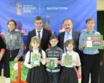 Пике и Акинфеев подписали открытки для воспитанников детдома