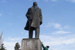На площади Театральной ремонтируют памятник Ленину