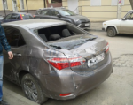 В Ростове фасад здания на Шаумяна обрушился на припаркованную Toyota