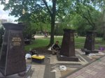 На Пушкинской начался монтаж памятников Шолохову, Закруткину и Калинину
