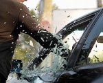 В Ростовской области двое мужчин угнали автомобиль, разбив стекло