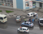 В Ростове водитель Hyundai County протаранил две припаркованные иномарки