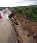 Обрушилось 40 метров моста из-за дождя в Ростовской области, проезд ограничен