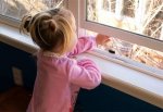 Выпала с 8 этажа 4-летняя девочка в Ростовской области