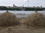 Ростовчане слепили женскую грудь из песка на левом берегу Дона