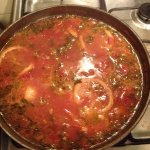 Томатный суп с мидиями и гребешками в воке