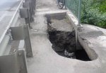 В г. Шахты обвалилась часть моста в районе Глории Джинс