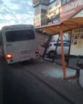 В Ростове маршрутка после ДТП снесла две остановки