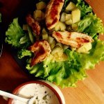 Теплый салат с курицей и соусом из корнишонов
