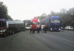 Три столкнувшиеся фуры заблокировали трассу М-4 на въезде в Ростов от Рассвета до «Меги»