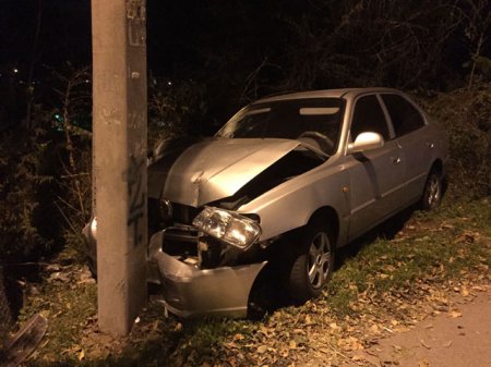 Бросил разбитый Hyundai Accent в Ростове Угонщик, врезавщись в столб 