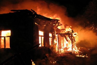 В городе Шахты сгорел дом, семья осталась без крыши над головой