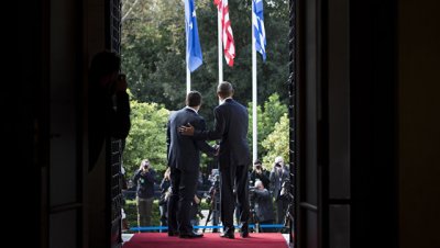 Обама обсудил с премьером Греции сохранение санкций против России