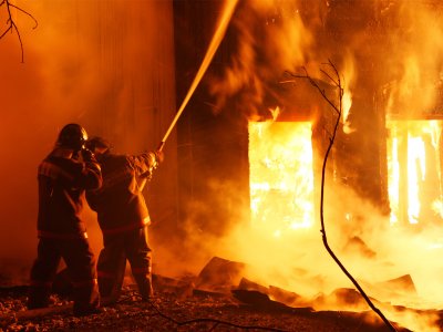 В городе Шахты сгорел дом на улице Планировочной