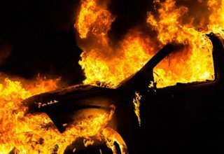 Две женщины сгорели в автомобиле Toyota Land Cruiser, врезавшись в столб в Ростовской области