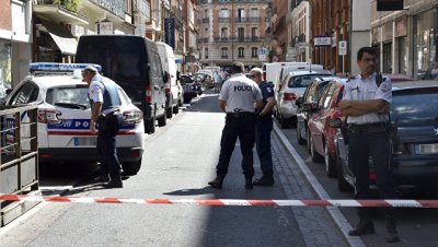 В Париже вооруженный грабитель взял в заложники семь человек в турагентстве