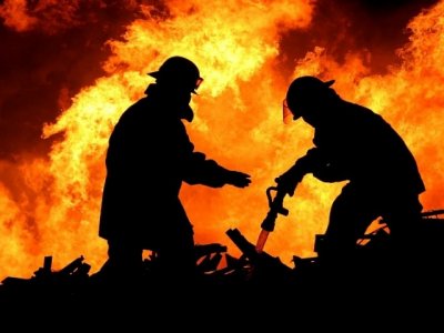В Ростовской области загорелся ангар: огонь охватил 130 квадратных метров