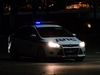 Агрессивная компания набросилась на машину полицейских в Ростове