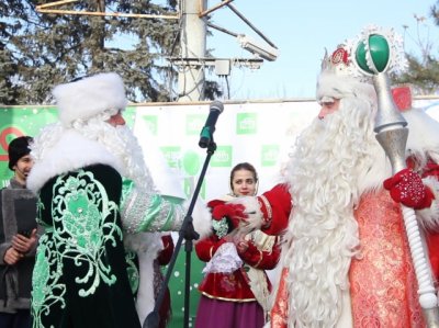 Два Деда Мороза около городской елки ввели в ступор ростовских школьников