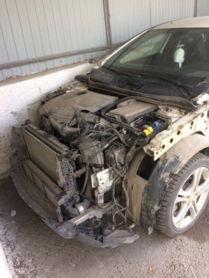 Злоумышленники вскрыли гараж болгаркой и разобрали Mercedes
