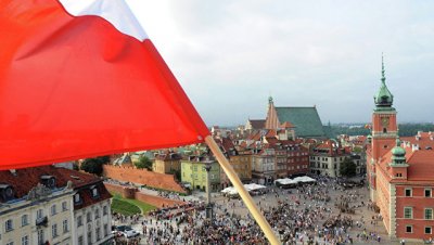 В Варшаве проходит проправительственная акция у президентского дворца