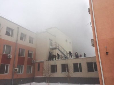 Из горящего лицея эвакуируют детей по автолестницам в Ростове