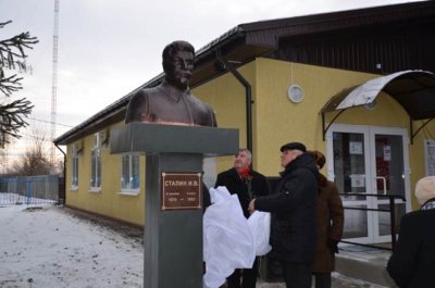 Открыли памятник Сталину на площади в Ростовской области