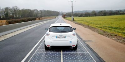 Во Франции дорогу вымостили солнечными батареями