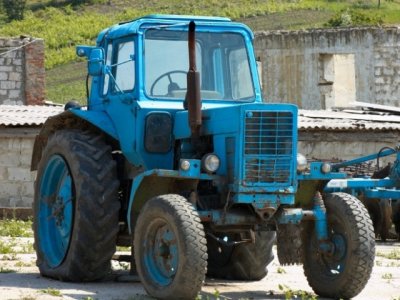 В Ростовской области пьяный мужчина угнал трактор и поехал за выпивкой