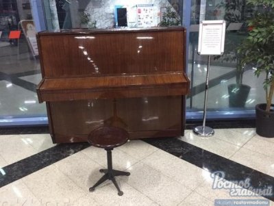 На ростовском железнодорожном вокзале пассажиры могут сыграть на пианино