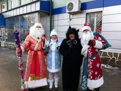 На улицах Белой Калитвы появились Дед Мороз и Снегурочка