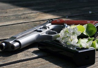 23-летний парень напал с пистолетом на цветочный павильон, требуя отдать деньги