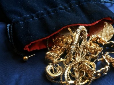 В Ростове гость украл у хозяйки золото на 400 тысяч рублей