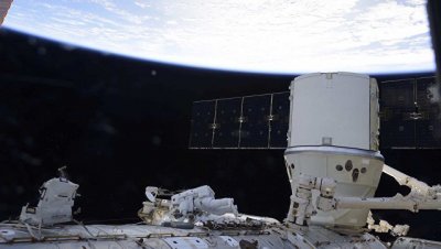 Астронавты НАСА успешно установили три батареи на внешней поверхности МКС