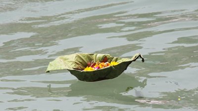 На реке Ганг в Индии перевернулась лодка